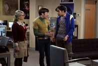 The Big Bang Theory – Raj (Kunal Nayyar, r.) bereitet sich auf eine Nacht in seinem Labor vor. Von dort aus steuert er ein hawaiianisches Teleskop, mit dem er Exo-Planeten beobachten will. Howard (Simon Helberg, M.) leistet ihm Gesellschaft, doch als später noch Bernadette (Melissa Rauch, l.) hinzukommt, ist Raj wenig begeistert ...
