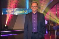 Grünwald Freitagscomedy – Günter Grünwald zeigt sich in Bestform: Urkomisch, bissig und mit der richtigen Prise Grant! Die Kultfiguren Bamberger, Joe Waschl und Bonzo sorgen in der ersten Folge für richtig gute Laune. Es gibt außerdem ein Wiedersehen mit der chaotischen Außenreporterin Veronika Bergmann.