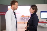 In aller Freundschaft – ARD/MDR IN ALLER FREUNDSCHAFT, FOLGE 880, "Metamorphosen" Uhr im ERSTEN. Kai Hoffmann (Julian Weigend) versucht, sich mit einem Abendessen bei Maria Weber (Annett Renneberg) zu entschuldigen. Doch für Maria ist es dieses Mal nicht so einfach, nachdem Kai in ihren Armen fast gestorben ist und sie danach einfach ignoriert hat.