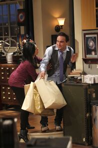 The Big Bang Theory – Während Priya (Aarti Mann, l.) Leonard (Johnny Galecki, r.) überredet, seine Brille gegen Kontaktlinsen einzutauschen, treibt Howard Sheldon mit einem Kartentrick in den Wahnsinn ...