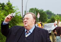 Der Dicke – MDR Fernsehen DER DICKE II. STAFFEL FOLGE 14, "Zug um Zug" Uhr. Gregor Ehrenberg (Dieter Pfaff) macht Fotos am Tatort.