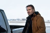The Ice Road – Der Trucker Mike McCann (Liam Neeson) kümmert sich neben der Arbeit um seinen kranken Bruder Gurty.