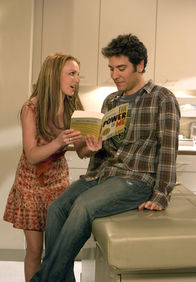 How I Met Your Mother – Nach anfänglicher Schüchternheit ihrerseits wird Abby (Britney Spears, l.) gegenüber Ted (Josh Radnor, r.) fast aufdringlich und er muss sich ihrer Zuneigung geradezu erwehren ...