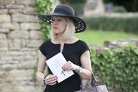 Agatha Raisin – Agatha Raisin (Ashley Jensen) glaubt nicht daran, dass die lebensfrohe Amanda Selbstmord begangen hat. Sie sucht nach dem wahren Grund ihres Todes.