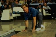 Greedy - Erben will gelernt sein – Bowler Dannys (Michael J. Fox) größter Traum ist es ein eigenes Bowlingcenter zu eröffnen, doch bislang fehlt ihm das Geld dazu. Da würde sich das Erbe seines gebrechlichen Onkels Joe gut für eignen, aber wie weit ist Danny bereit zu gehen, um sich bei dem alten Mann einzuschmeicheln und die restlichen Anwärter auszustechen?