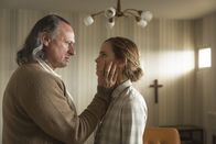 Colonia – Der fanatische Sektenanführer Paul Schäfer (Michael Nyqvist, l.) kann in seiner Gemeinde "Colonia Dignidad" tun und lassen was er will. Das muss auch die jungen Lena (Emma Watson, r.) am eigenen Leibe erfahren, als sie auf der Suche nach ihrem Freund dem Kult beitritt ...