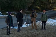 Stephen Kings Puls – Kämpfen in einer Welt, in der das Mobilfunknetz die Menschen in Zombies verwandelt, ums Überleben: Alice (Isabelle Fuhrman, l.), Clay (John Cusack, 2.v.l.), Tom (Samuel L. Jackson, 2.v.r.) und Jordan (Owen Teague, r.) ...