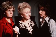 Columbo – (v.li.) Celeste Holm (Phyllis), Joyce Van Patten (Ruth), Jeannie Berlin (Janie).