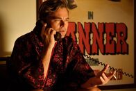 Filmnacht im ZDF: Once Upon a Time in ... Hollywood – Rick Dalton (Leonardo DiCaprio) pflegt zu jeder Tages- und Nachtzeit Kontakte, um in Hollywood im Spiel zu bleiben.
