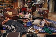 The Big Bang Theory – Ein ganz besonderes Wochenende: Sheldon (Jim Parsons, hinten l.), Raj (Kunal Nayyar, vorne r.), Leonard (Johnny Galecki, hinten r.) und Howard (Simon Helberg, vorne l.) ...