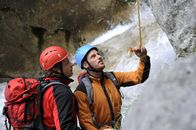Die Bergretter – Toni Stössl (Martin Klempnow, l.) und Andreas Marthaler (Martin Gruber, r.) entdecken eine Spur zu Hannes: Ein gerissenes Seil.