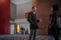 Elementary – Die Mitglieder des Tanzensembles, aus dessen Mitte eine Ballerina gerissen wurde, die ein aufstrebender Stern am Tanzhimmel war, werfen für Holmes (Jonny Lee Miller, l.) und Watson (Lucy Liu, r.) einige Fragen auf ...