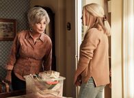 Young Sheldon – Connie "Meemaw" Tucker (Annie Potts, l.); Mandy (Emily Osment, r.)