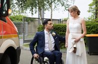 In aller Freundschaft – Dr. Ilay Demir (Tan Caglar) war eigentlich Gast auf der Hochzeit seiner Ex-Freundin aus Jugendtagen Veronique König (Christiane Bärwald). Doch der Bräutigam ist mit derartig starken Schmerzen zusammengebrochen, dass er sofort in die Sachsenklinik musste.