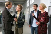 Die Rosenheim-Cops – Während Winkler (Eva Habermann, r.) und Weiß (Max Alberti, 2.v.r.) unter Tatverdacht geraten, erfährt Mohr (Max Müller, 2.v.l.), dass Seitz (Gabor Biedermann, l.) befördert wurde.