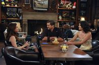 How I Met Your Mother – Im Farhampton Inn treffen Lily (Alyson Hannigan, l.) und Robin (Cobie Smulders, r.) einen Tag vor der Hochzeit auf Darren (Andrew Rannells, M.), dessen einziges Ziel es ist, menschliche Beziehungen zu zerstören. Doch wird er bei den beiden Mädels erfolgreich sein?; Im Farhampton Inn treffen Lily (Alyson Hannigan, l.) und Robin (Cobie Smulders, r.) einen Tag vor der Hochzeit auf Darren (Andrew Rannells, M.), dessen einziges Ziel es ist, menschliche Beziehungen zu zerstören. Doch wird er bei den beiden Mädels erfolgreich sein?