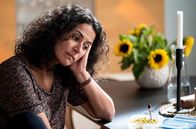 In aller Freundschaft - Die jungen Ärzte – Leyla (Sanam Afrashteh) wirkt nachdenklich.