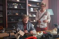Löwenzahn – Fritz (Guido Hammesfahr, r.) trifft auf Herrn Struthmann (Wolfgang Winkler) und eine Sammlung alter Telefone. Wird er hier des Rätsels Lösung finden?