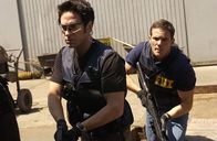 Numb3rs - Die Logik des Verbrechens – Ein Wettlauf mit der Zeit: Don Eppes (Rob Morrow, l.) und Colby Granger (Dylan Bruno, r.) ...