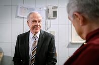 Sturm der Liebe – André (Joachim Lätsch, r.) schlägt Werners (Dirk Galuba, l.) Bedenken bezüglich Bettina in den Wind.