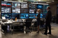 Bull – Marissa (Geneva Carr, l.) und Bull (Michael Weatherly, r.) beraten sich über die Auswahl der Geschworenen. Wen müssen sie noch auf ihre Seite holen?