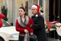 Wilsberg – Bei der Weihnachtsfeier des Finanzamtes Münster geht es hoch her. Leiter Grabowski (Vittorio Alfieri, r.) und seine Sekretärin Margot Engel (Tatjana Clasing, l.) werden gerade Zeuge eines merkwürdigen Autounfalls.