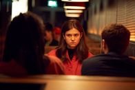 Conversations with Friends – Während eines Gespräches mit ihren Freunden hat Frances (Alison Oliver, M.) ihnen ein unangenehmes Geständnis zu machen.