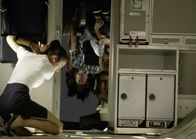 Flight – On the left: Um einen Horrorcrash zu vermeiden, hat Whip das abstürzende Flugzeug gedreht und an Bord herrscht nackte Panik. Flugbegleiterin Katerina (Nadine Velazquez) ist verzweifelt
