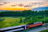 alpha-expedition: Mit dem Zug ... – Die Nordlandsbahn startet im Mittsommer-Nachtlicht in Trondheim.