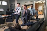 Crazy Ex-Girlfriend – v.l.n.r.) Tim (Michael McMillian);Darryl Whitefeather (Pete Gardner); Jim Kittsworth (Burl Moseley)