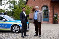 Die Rosenheim-Cops – Die Kommissare Hansen (Igor Jeftic, l.) und Stadler (Dieter Fischer, r.) sprechen über den Tathergang.