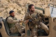 Der Pakt – Der US-Soldat und sein afghanischer Übersetzer: Dar Salim als Ahmed (l.) und Jake Gyllenhaal (r.) als Sgt. John Kinley