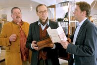 Die Rosenheim-Cops – Die Kommissare Korbinian Hofer und Christian Lind ahnen, dass Antiquitätenhändler Konrad Münzinger ein falsches Spiel spielt (v.li.: Joseph Hannesschläger, Frank Behnke, Tom Mikulla).
