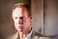 Death in Paradise – Der Schulleiter Nicholas Dunham (Nicholas Farell) hat eine Narbe im Gesicht. Die ermordete Angelique Morel hatte prophezeit, dass sie von einem vernarbten Mann umgebracht wird. Doch reicht das aus, um Dunham als Verdächtigen zu betrachten?