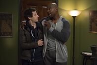 Brooklyn Nine-Nine – Jake Peralta (Andy Samberg, l.); Terry Jeffords (Terry Crews, r.)
