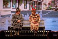 Heißmann + Rassau – Waltraud (Martin Rassau, links) und Mariechen (Volker Heißmann) plaudern auf einer Parkbank in der Fürther Fußgängerzone.