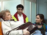 In aller Freundschaft – ARD/MDR IN ALLER FREUNDSCHAFT FOLGE 484, "Bittersüße Augenblicke" Uhr im ERSTEN. Ilse Friedel (Ingeborg Krabbe, li.) wird nach einem Sturz von einer Leiter in die Sachsenklinik eingeliefert. Ihre Enkelin Pauline (Paula Schramm, re.), die seit dem Tod der Eltern bei ihrer Oma wohnt, macht sich Sorgen.