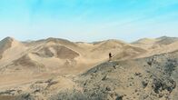 Spuren verlorener Städte mit Albert Lin – Peru - Albert Lin explores vast sand dunes in the desert of Northern Peru. (Credit: National Geographic)