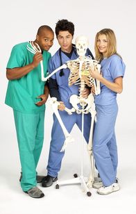 Scrubs - Die Anfänger – (1. Staffel) - Das erste Jahr als Assistenzärzte am Sacred Heart Hospital fordert von den drei Neulingen, John Dorian (Zach Braff, M.), Turk (Donald Faison, l.) und Elliot (Sarah Chalke, r.), den totalen Einsatz ...