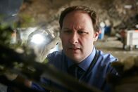 Mayday - Alarm im Cockpit – REENACTMENT - Ein niederländischer Flugzeugabsturz-Ermittler (gespielt von Todd Campbell) untersucht das Wrack eines Triebwerks, das von El Al Flug 1862 geborgen wurde. (Cineflix International Media/Ian Watson)