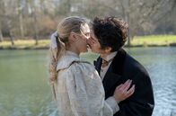 Der Basar des Schicksals – Julien de la Ferté (Théo Fernandez, l.) und Alice de Jeansin (Camille Lou).