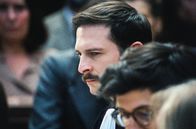 Der Goldman-Prozess (ARTE) – Goldmans Verteidiger, der junge Anwalt Georges Kiejman (Arthur Harari, Mi.), zerpflückt die widersprüchlichen Zeugenaussagen, die unter der Befragung ins Wanken geraten.