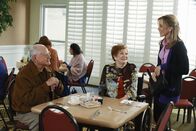Desperate Housewives – Lynette (Felicity Huffman, r.) erfährt, dass ihre Mutter (Polly Bergen, M.) wieder heiraten will und ist schockiert von Frank (Larry Hagman, l.), ihrem Zukünftigen, während sich Susan im Krankenhaus mit einem Patienten anfreunden möchte ...