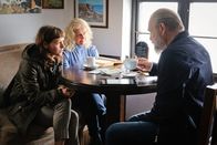 Der Alte – Als Umweltjournalistin interessiert sich Paula Voss (Antonia Breidenbach, l.) sehr für den Fall, an dem ihr Vater Richard Voss (Jan-Gregor Kremp, r.) und Dr. Franziska Sommerfeld (Christina Rainer, M.) gerade arbeiten.