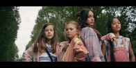 ECHT – v.l.n.r.) - ist wieder vereint. Celina hat ihre Freundinnen zu einem Picknick im Park eingeladen und ihnen von ihrem Vater und dem notgedrungenen Umzug erzählt.