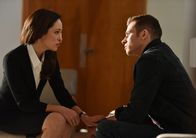 9-1-1 Notruf L.A. – Kann Dr. Wells (Autumn Reeser, l.) Buck (Oliver Stark, r.) helfen, als dieser nach einem gefährlichen Einsatz mit seinen Gefühlen zu kämpfen hat?; Kann Dr. Wells (Autumn Reeser, l.) Buck (Oliver Stark, r.) helfen, als dieser nach einem gefährlichen Einsatz mit seinen Gefühlen zu kämpfen hat?