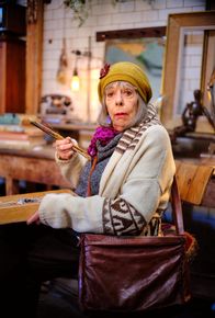 Professor T – Zurück im alten Haus der Familie, hat Adelaide Tempest (Frances De La Tour) wieder angefangen zu malen.