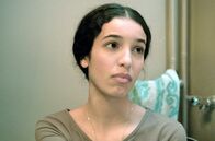2 oder 3 Dinge, die ich nicht über sie weiß – Lila (Emma Boulanouar) hat ein Geheimnis: Seit kurzem geht sie ihrer Familie aus dem Weg und hat beschlossen, sich zu verschleiern.