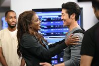 Chicago Med – Freudige Begrüssung: Marlyne Barrett als Maggie Lockwood, Brian Tee als Dr. Ethan Choi (r.)