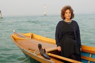 Re: – Die Society-Lady und Umweltaktivistin Jane da Mosto kämpft gegen die Kreuzfahrtschiffe in der Lagune von Venedig.